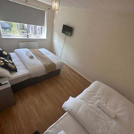 3 Bedroom Apartment Close To Manchester City Stadium And Coop Live Exterior photo
