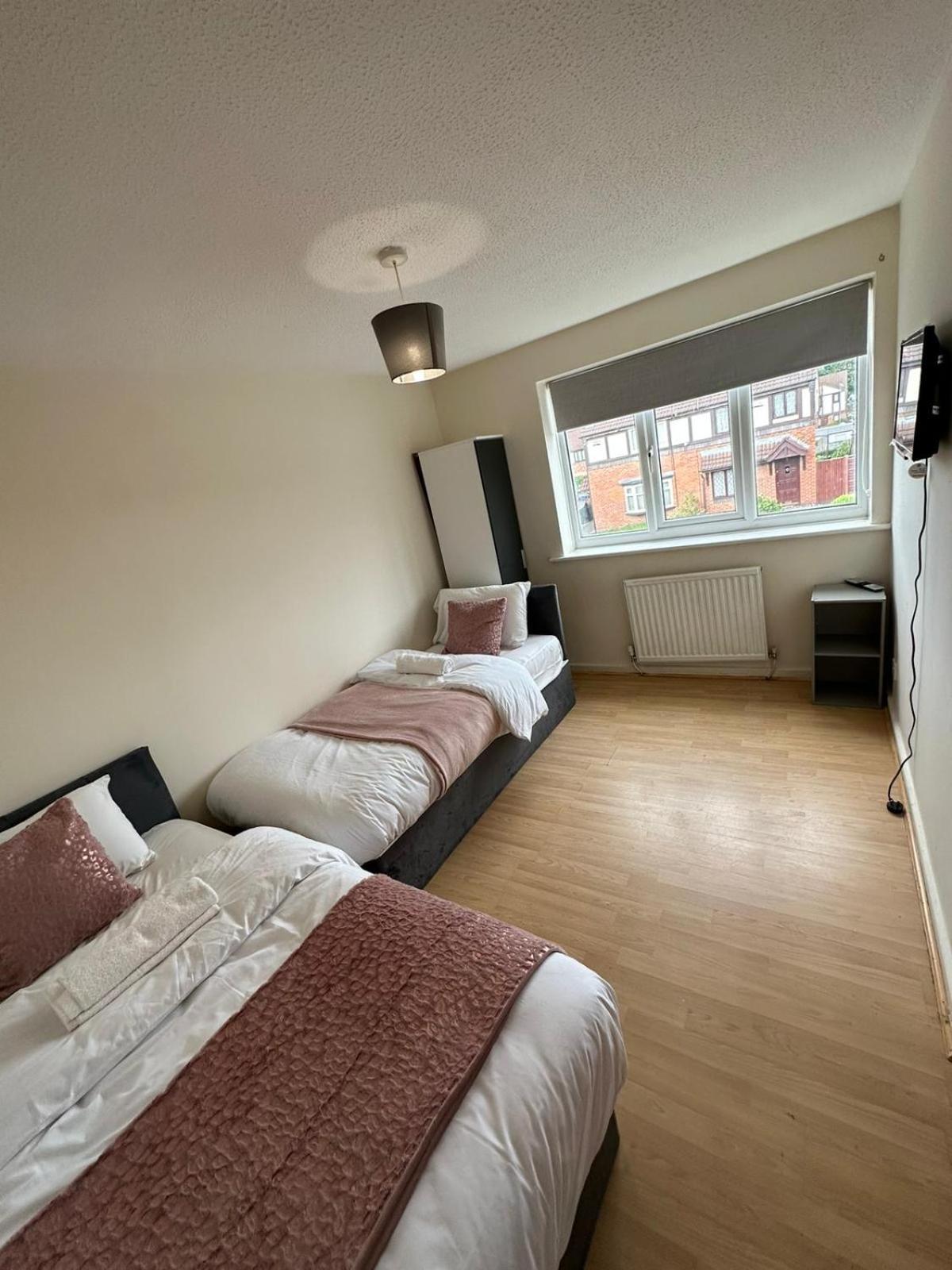 3 Bedroom Apartment Close To Manchester City Stadium And Coop Live Exterior photo