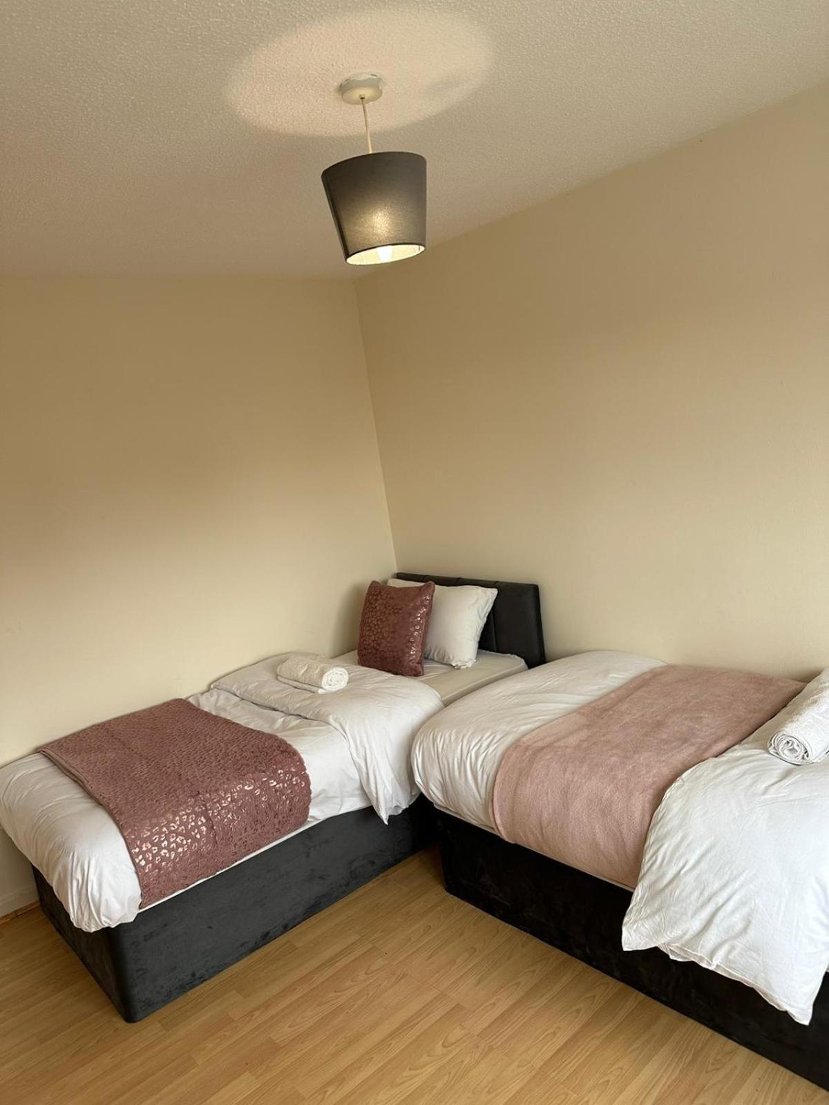 3 Bedroom Apartment Close To Manchester City Stadium And Coop Live Exterior photo