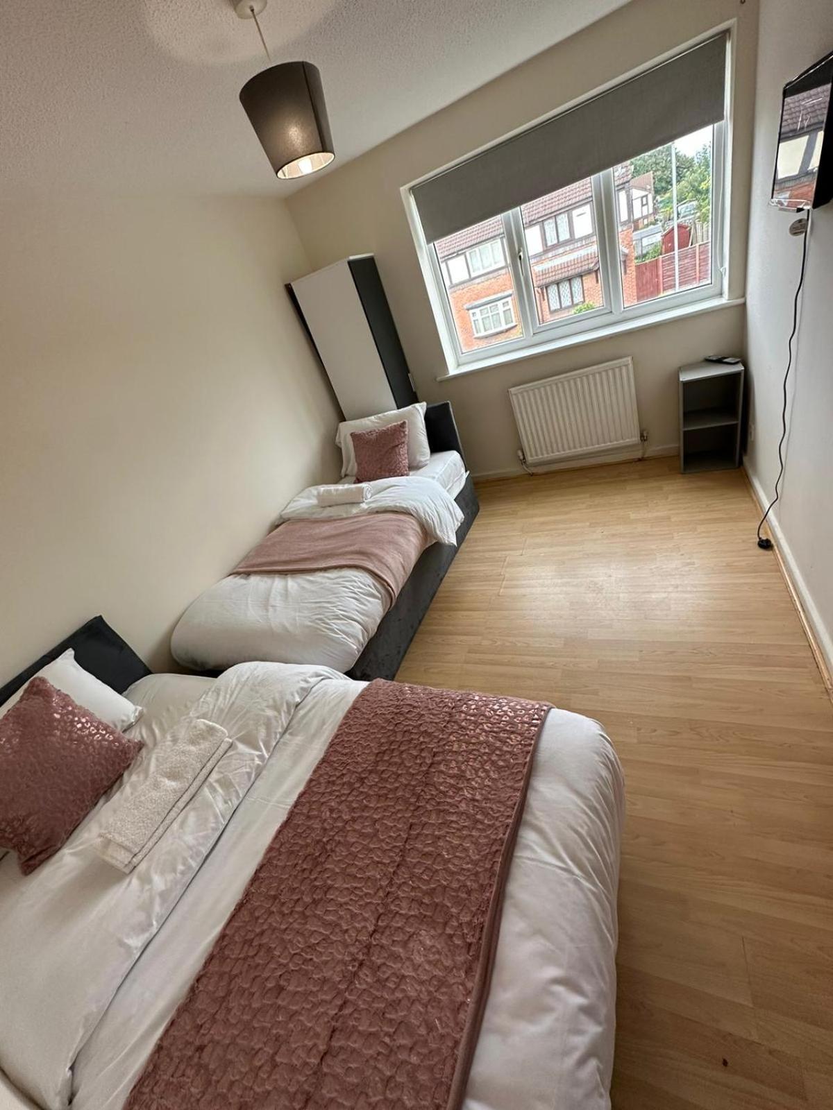 3 Bedroom Apartment Close To Manchester City Stadium And Coop Live Exterior photo